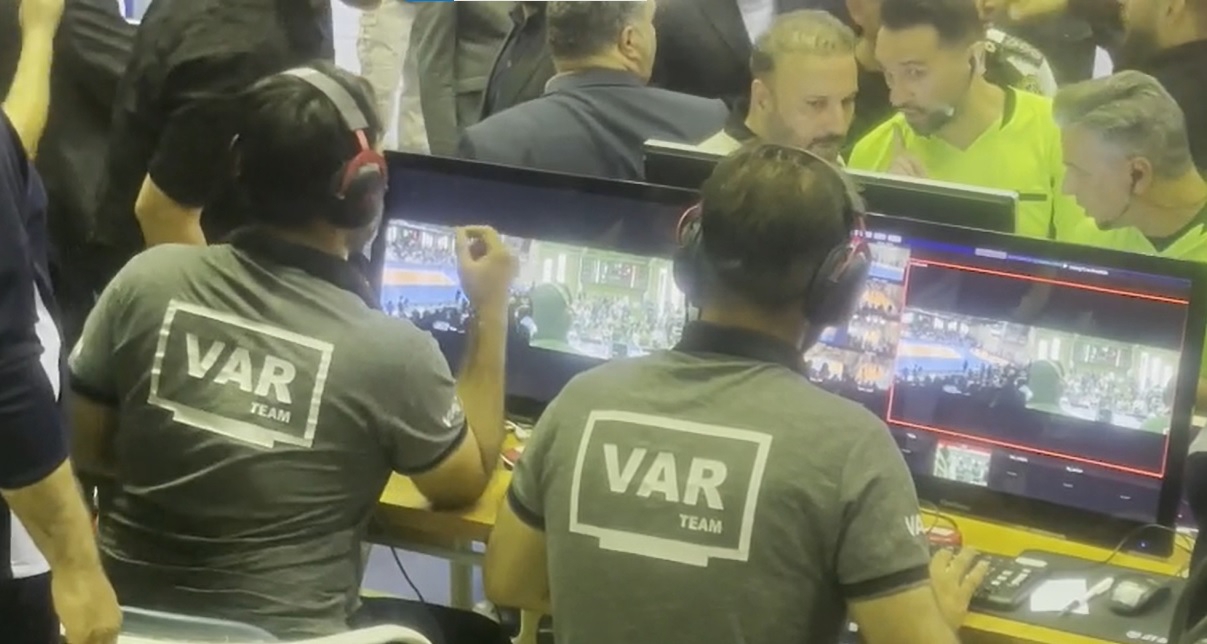 شمس: تیم داوری گل مردود استقلال را به سرمربی این تیم نشان داد/ سازمان لیگ فصل بعد را ۱۶ تیمی کند