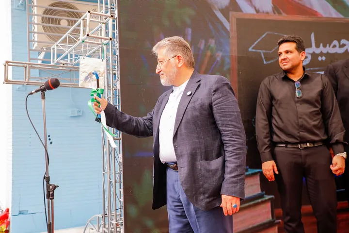 نواختن زنگ آغاز سال تحصیلی توسط دکتر رنجبر در مدرسه سمای شهرستان لامرد