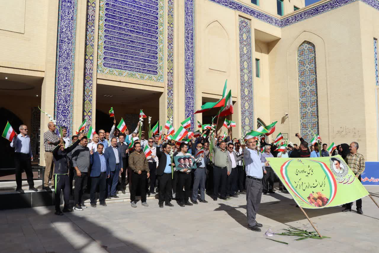 تجدیدمیثاق دانشگاهیان یزد با آرمانهای انقلاب در سالروز آزادسازی خرمشهر تجدیدمیثاق دانشگاهیان یزد با آرمانهای انقلاب در سالروز آزادسازی خرمشهر