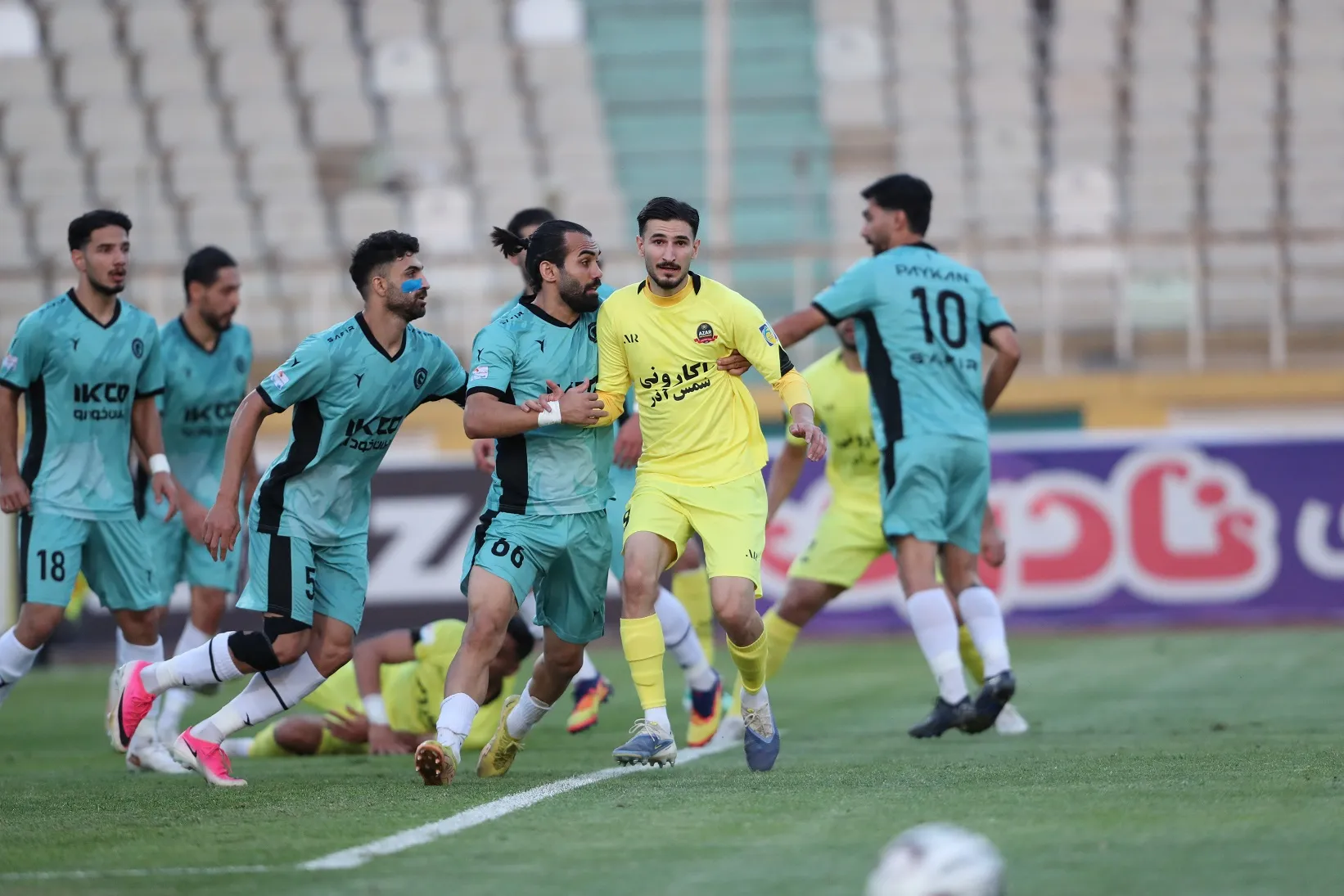 پیکان شمس آذر