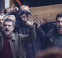 مسافران قایق در ساحل «بهشت» پیاده شدند/آغاز تأثیرگذار با عشق پدری