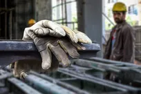 افزایش ۴۰ درصدی دستمزد زیر سایه تورم؛ درآمد کارگران هنوز به نیمی از هزینه معیشت نمی‌رسد