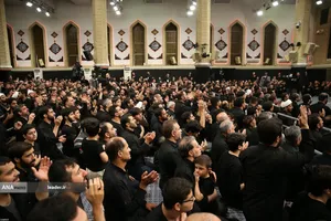 مراسم عزادارای شب عاشورای حسینی(ع) در حسینیه امام خمینی(ره) با حضور رهبر معظم انقلاب