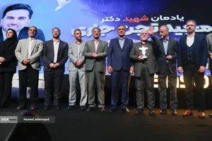 تجلیل از پدر شهید &laquo;مجید تجن جاری&raquo; نخبه هوش مصنوعی و رباتیک که در حمله رژیم صهیونیستی به شهادت رسید - یازدهمین دوره نمایشگاه تراکنش ایران (فابا)