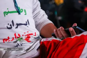 رونمایی از مجسمه &laquo;زانو زنندگان برابر ایران&raquo; در میدان انقلاب اسلامی