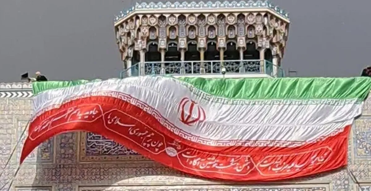 فیلم| نصب پرچم ایران در حرم مطهر رضوی