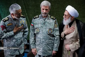 حجت&zwnj;الاسلام محمد حسنی رئیس سازمان عقیدتی سیاسی ارتش، سرلشکر امیر حاتمی فرمانده کل ارتش و امیر دریادار حبیب&zwnj;الله سیاری معاون هماهنگ&zwnj;کننده ارتش در مراسم گرامیداشت ۵۷ شهید اقتدار ارتش