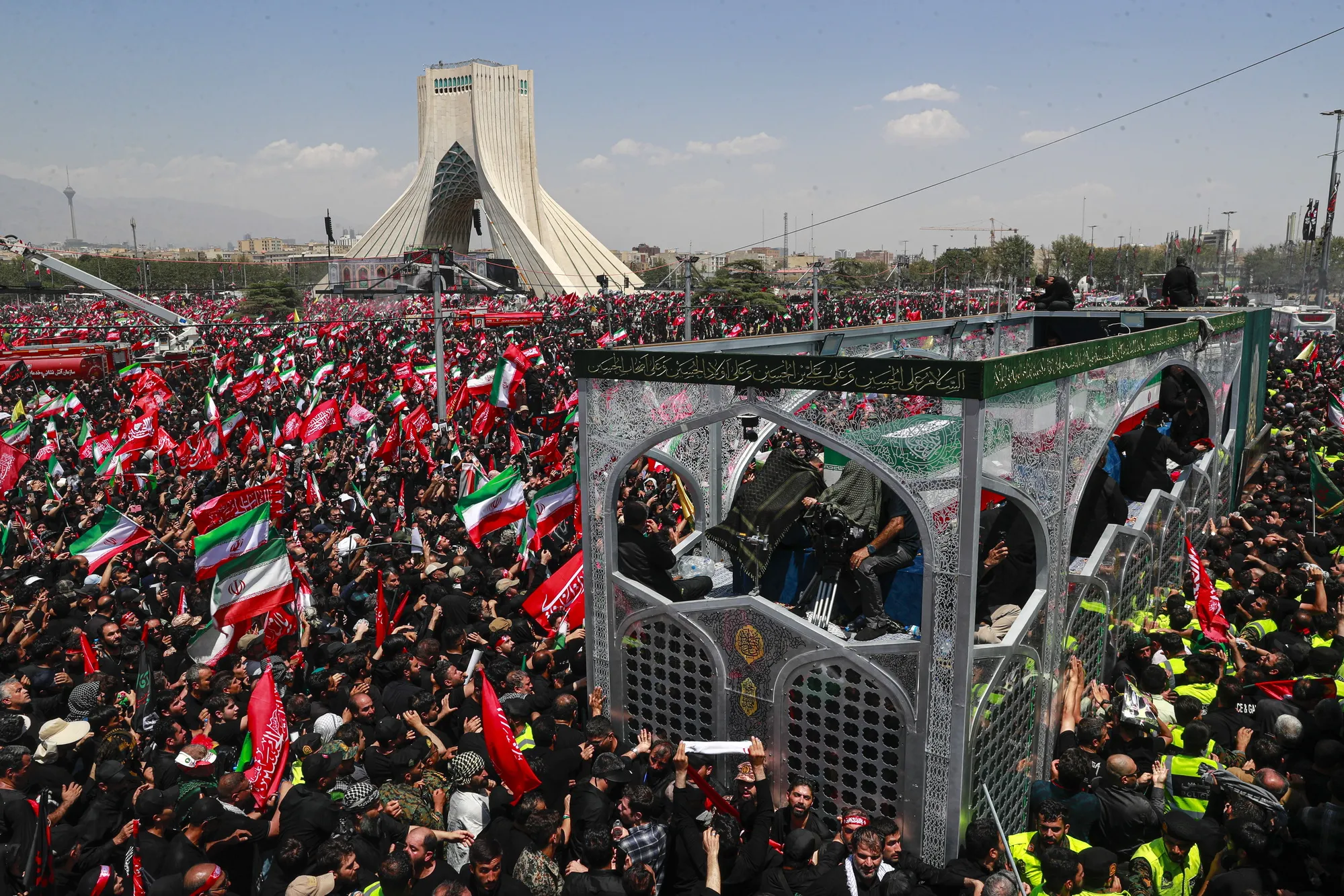تشییع پیکر مطهر آقای شهید ایران و خانواده ایشان