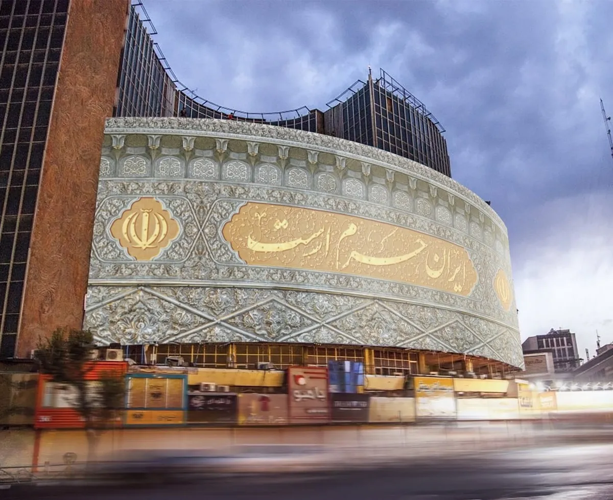 دیوارنگاره «ایران حرم است» در میدان ولیعصر(عج) رونمایی شد