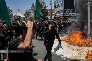 آیین خیمه سوزان عاشورا در چهارراه گلوبندک تهران
