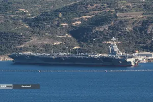 بحران جهانی - همزمان با افزایش تنش&zwnj;ها با ایران، در جزیره&zwnj;ای در یونان علیه پهلوگیری ناو هواپیمابر آمریکایی تظاهرات برگزار شد