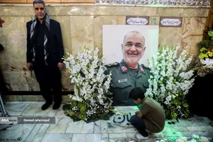 اجتماع مردم کنار مزار شهید سپهبد سلامی در ایام اربعین فرمانده دلاور سپاه اسلام