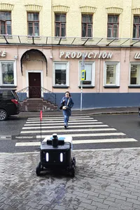 ربات های حمل سفارش غذا و محصولات سوپر مارکت در شهر مسکو روسیه