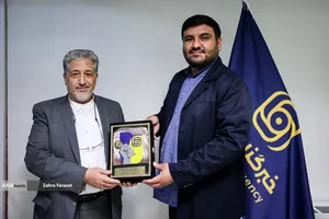 اهدای تندیس به بیژن رنجبر رییس دانشگاه آزاد اسلامی توسط محمدمهدی خیرجو مدیرعامل خبرگزاری آنا