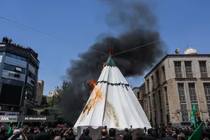 آیین خیمه سوزان عاشورا در چهارراه گلوبندک تهران
