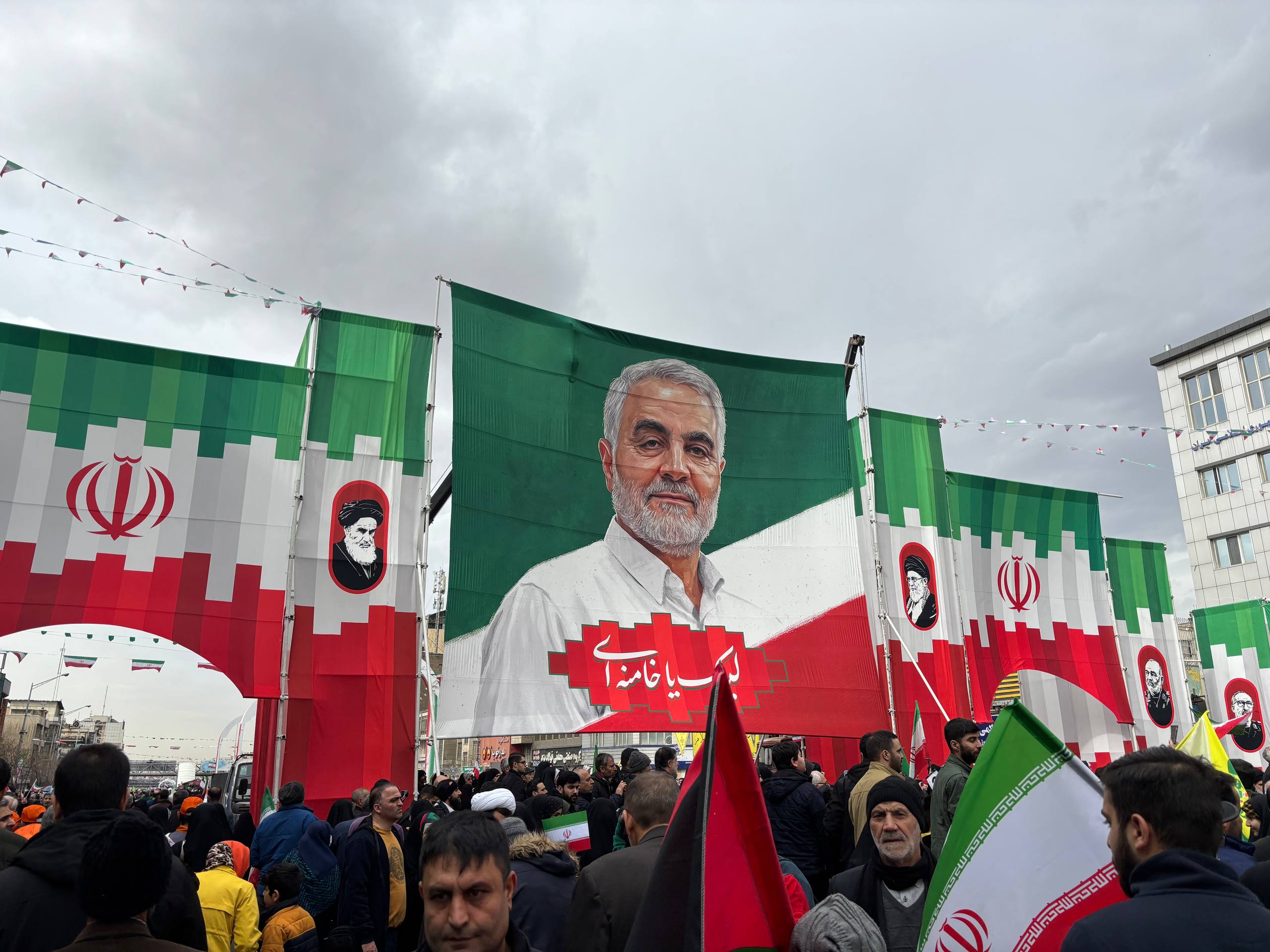 مراسم راهپیمایی 22 بهمن در تهران آغاز شد/ پرچم‌ها برافراشته و دل‌ها متحد برای ایران