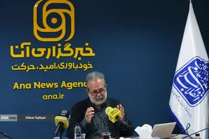 دکتر سیدرضا نقیب السادات عضو هیئت علمی دانشگاه علامه طباطبایی در نشست علمی سویه&zwnj;های نظری و معرفتی روایت&zwnj;پردازی از مراسم تشییع پیکر مطهر رهبر شهید 