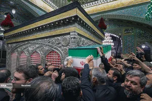 مراسم طواف پیکر رهبر شهید انقلاب بر گرد ضریح مطهر امام رضا(ع)