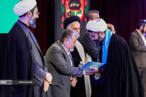 تجلیل از برگزیدگان سی و نهمین دوره جشنواره قرآن و عترت دانشجویان توسط بیژن رنجبر، رئیس دانشگاه آزاد اسلامی