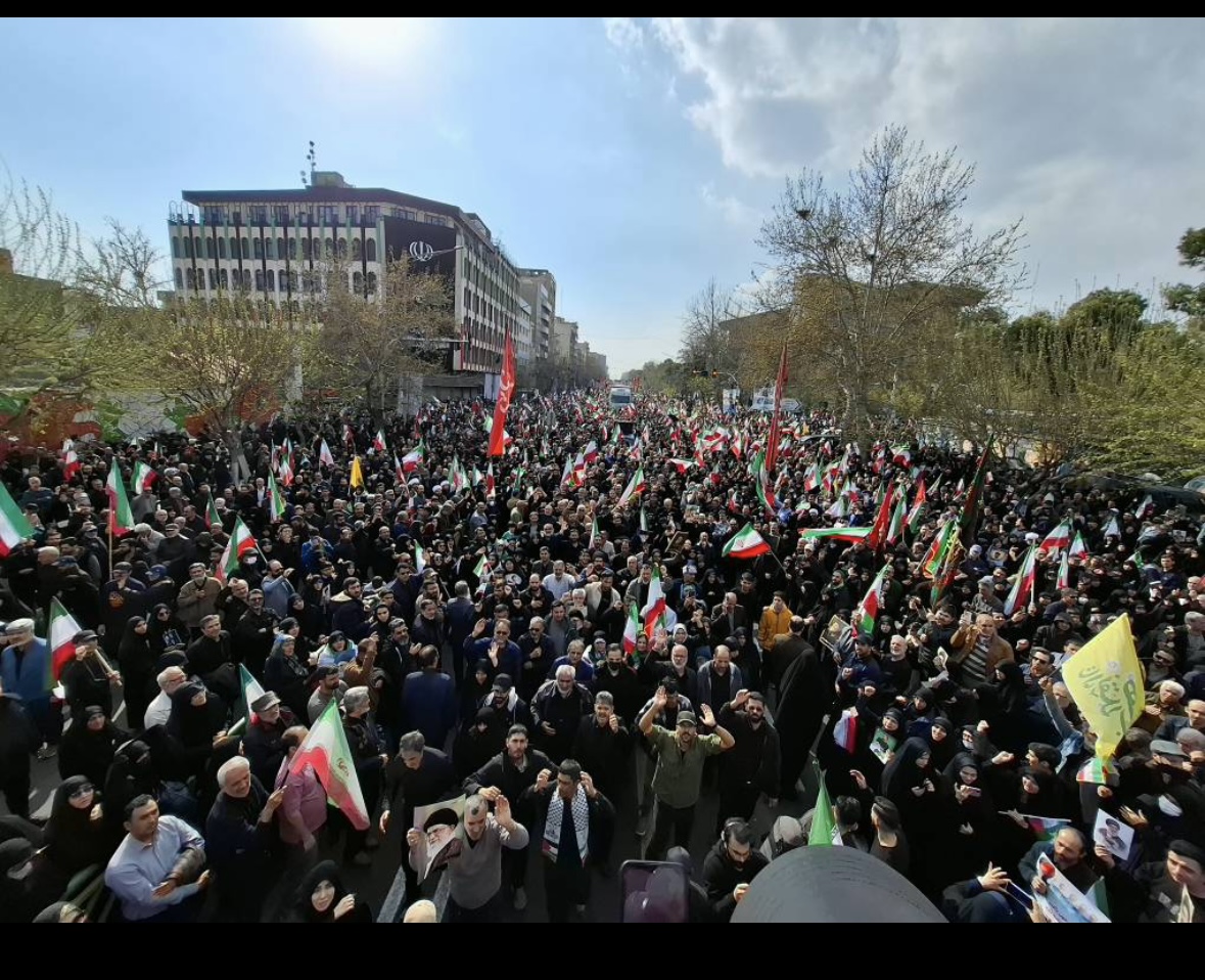 تشییع پیکر شهید لاریجانی و ۸۴  قهرمان ناوشکن دنا / وداع مردم تهران با سرداران دریا و میدان+ فیلم و عکس